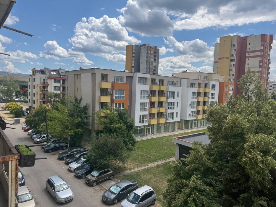 Продавам ЮЖЕН апартамент с добра локация.