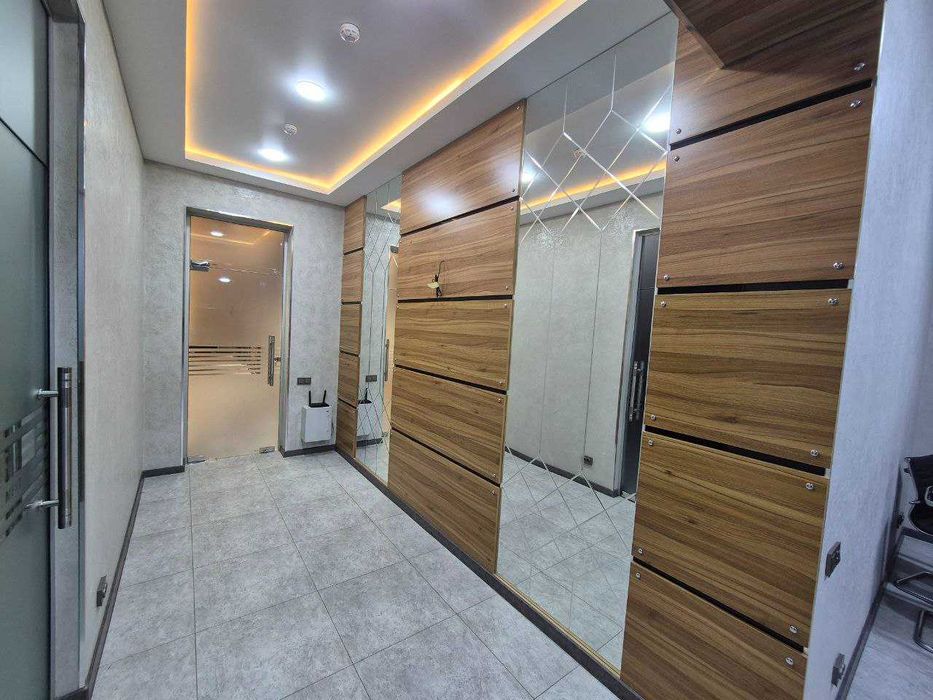 Сдаётся офис в БЦ  Яккасарайский район R25