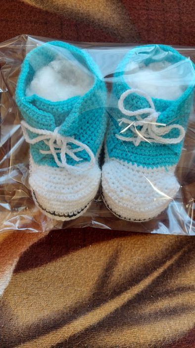 Плетени бебешки кецове
