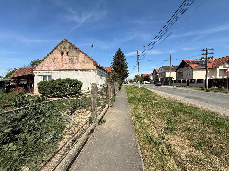 Ofer spre vanzare casa in Lazuri Situata la Str. Principala