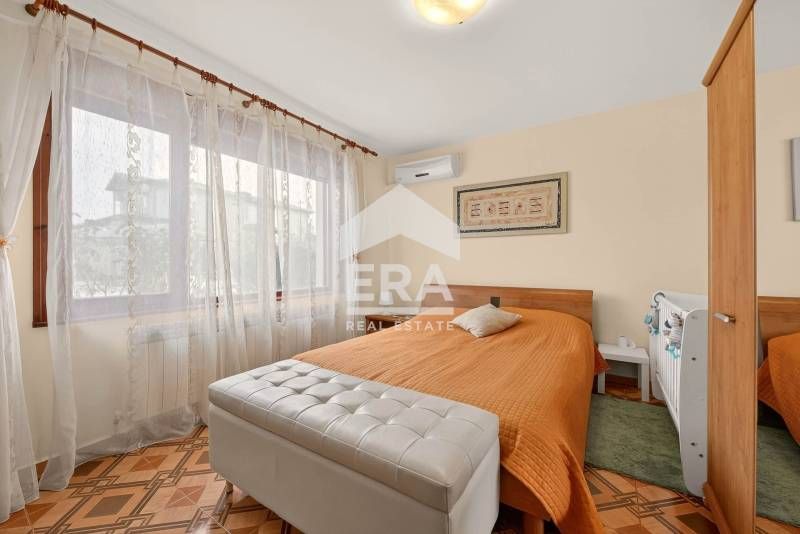 Ексклузивна, двуетажна, обзаведена къща за продажба, с голям двор, гар