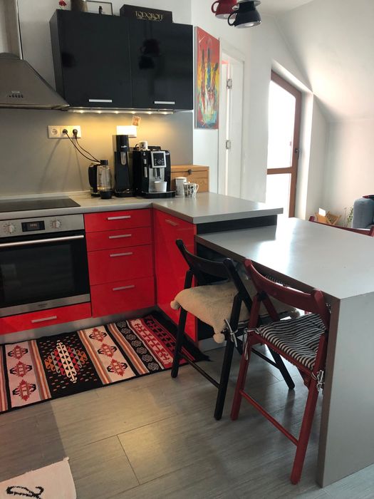 Кухня в черно и червено