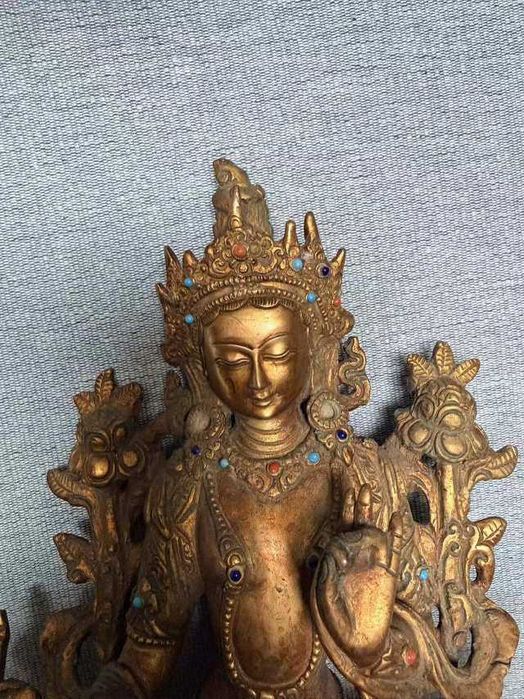 Statuie Tara din bronz aurit tibetan/nepalez, cu incrustații, patinată