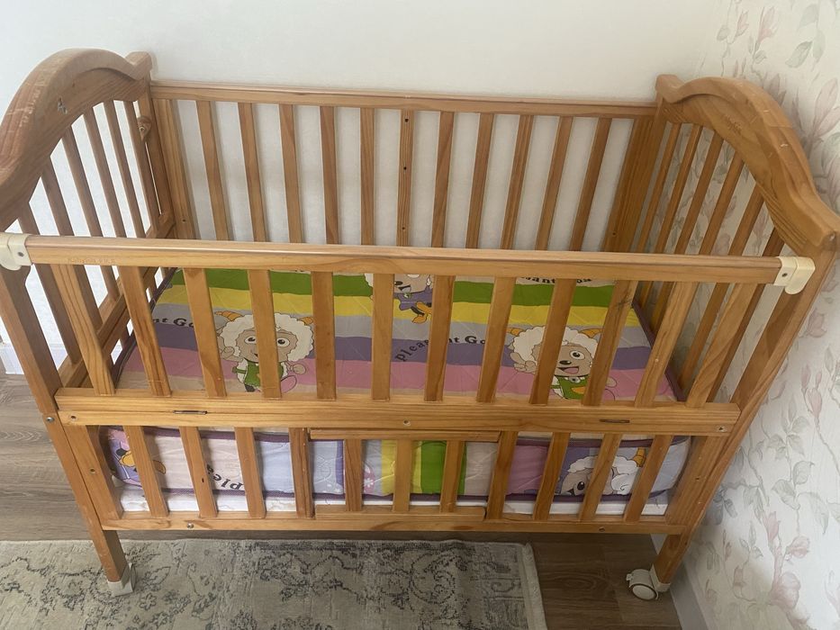 Детская кроватка с матрацем