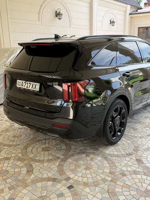 Kia Sorento V6 с черными R20 дисками