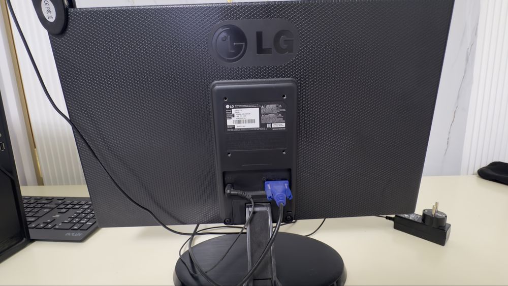 Монитор с процессором и клавиятурой