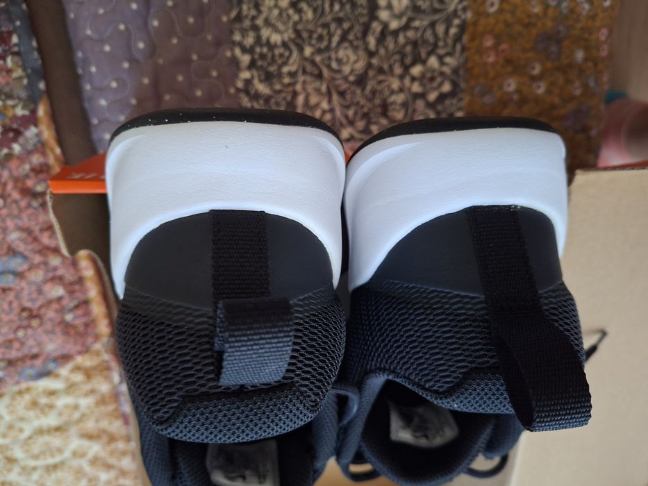 Оригинални маратонки на Nike.