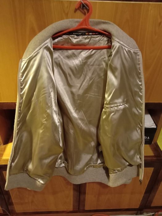 Продаю кофту на замочке.