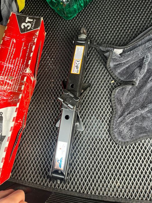 Домкрат 3 тонн новый