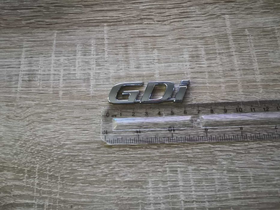 сребриста емблема Hyundai GDI