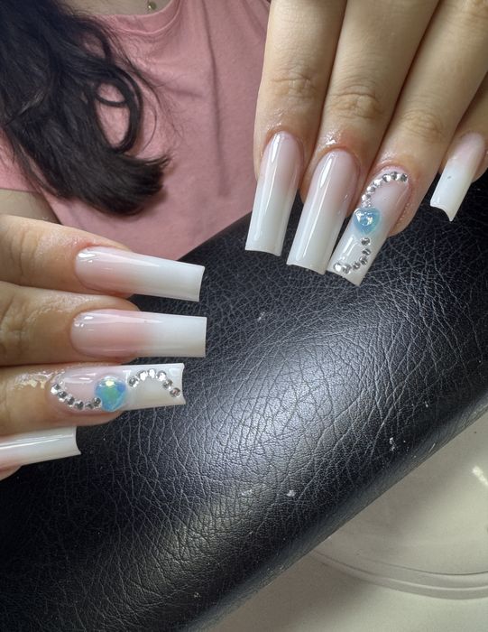 Stilist protezist . Aplic unghii cu gel