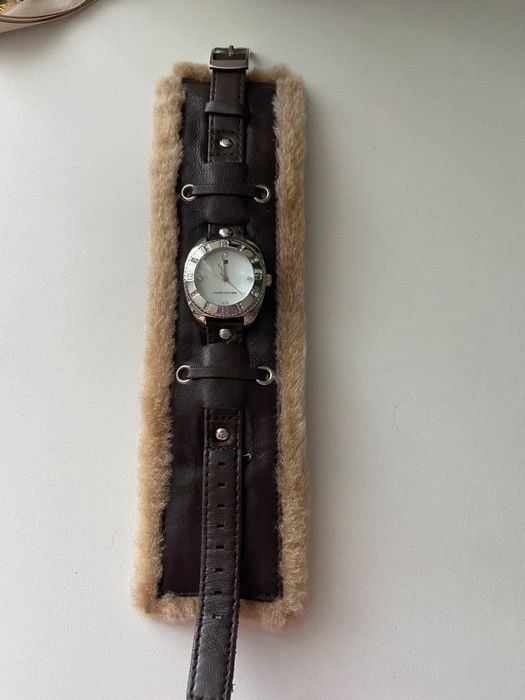 Кафяв часовник-гривна Tommy Hilfiger със седефен циферблат