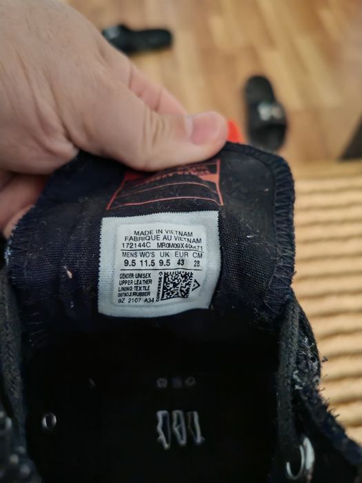 Vând tenesi convers noi