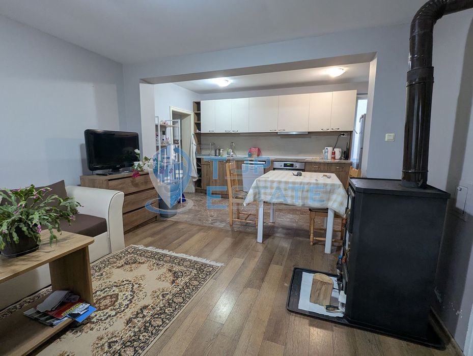 Обзаведена тухлена къща с кладенец в село Поликраище, област Велико Т