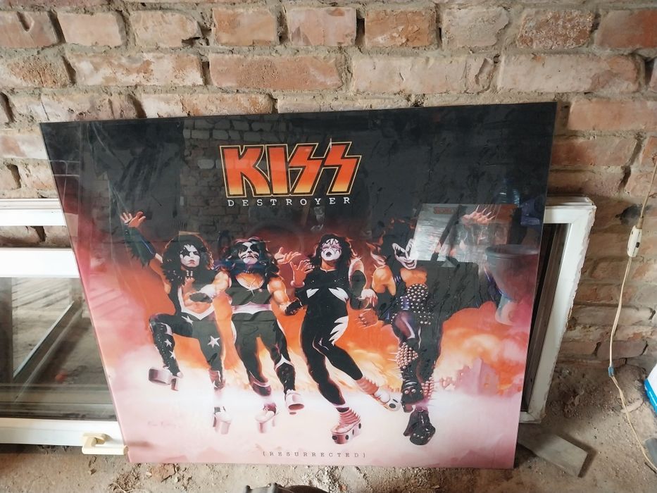 Ламинат, унитаз, люстра, лестница, картина