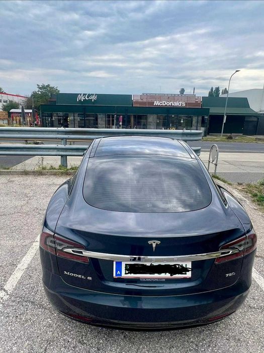 Tesla Model S 75D Limousine