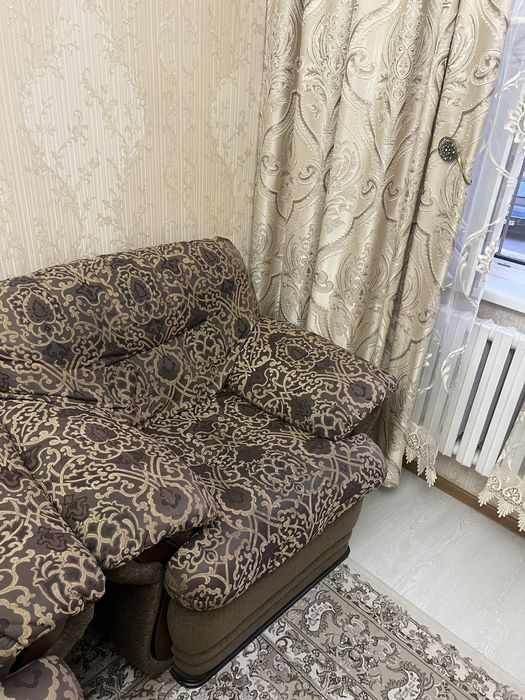 Трехместный диван и два кресла