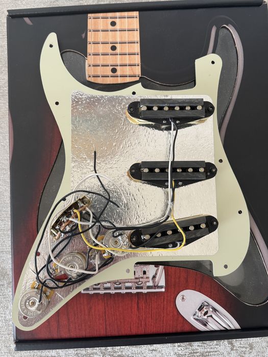 Loaded Pickguard Fender Stratocaster – Doze MIM Ceramic + Electronică CTS