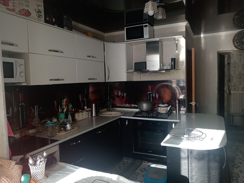 Кухонный гарнитур + кухонный уголок