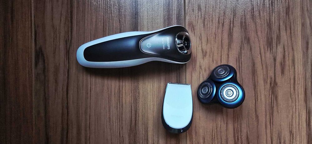 Електрическа самобръсначка Philips 7ма серия, пълен комплект + резерви