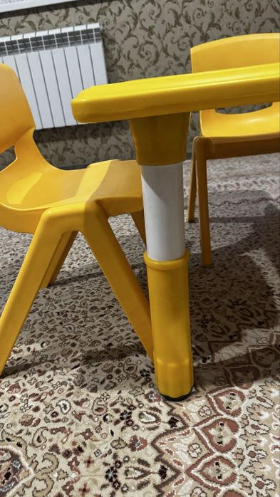 Продам стол и стулья детские