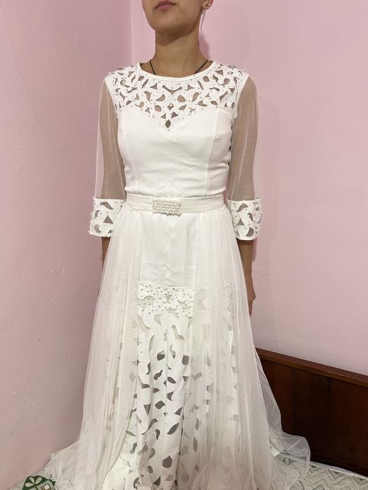 Продам платье белое женское