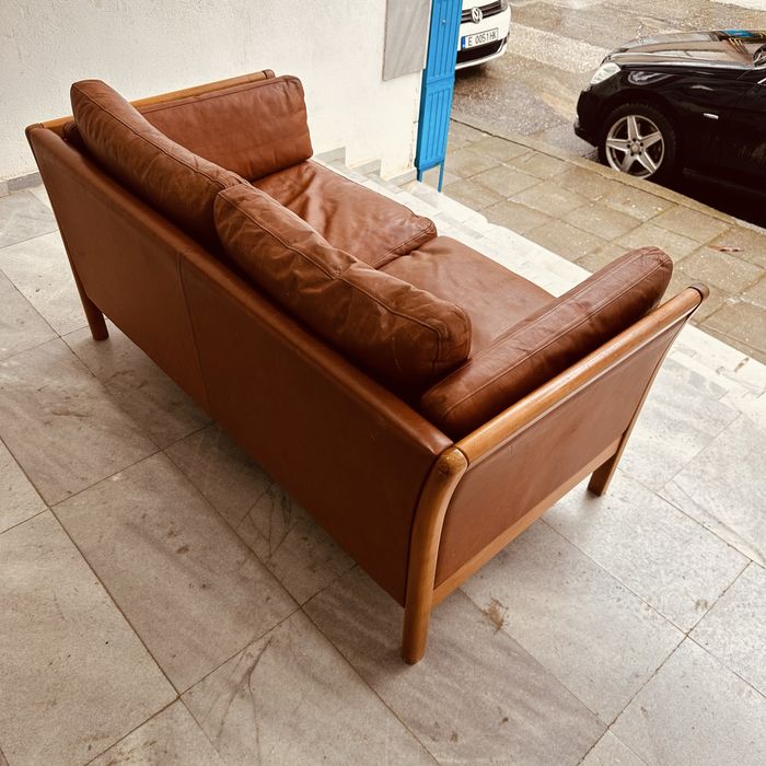 Двуместен  датски диван естествена кожа с масивна дървена конструкция