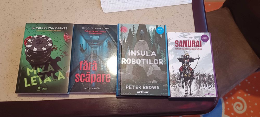 Vând cărți dark romance și thriller