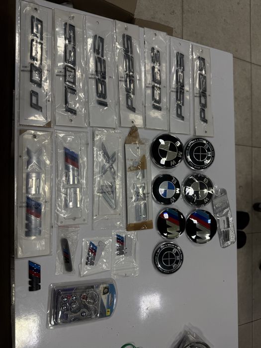 X7 X6 X5 M5 M4 M3 emblema xar xil turdagi sotiladi