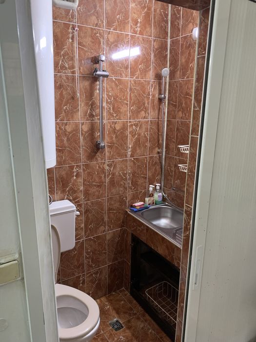 Помещение в сутеренеа под наем с баня и тоалетна