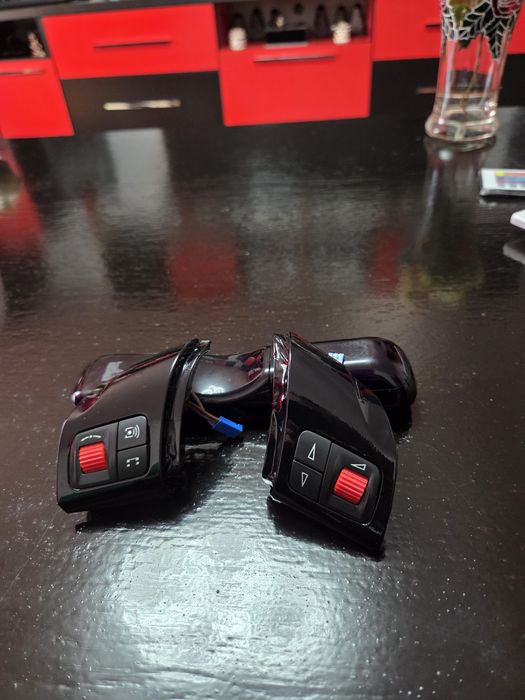 Comenzi volan 
Opel Signum an fab 2003-2008
Vectra C an fab 2002-2005
Comenzile sunt originale GM!
Se vand numai la set !
Roțița este printată 3D