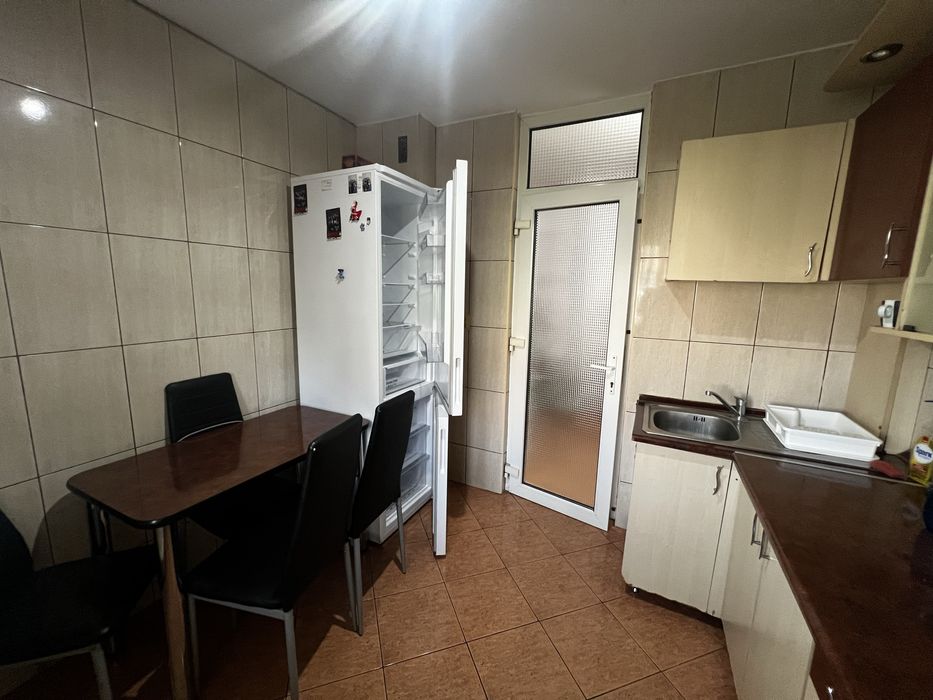 Inchiriez apartament 2 camere decomandat cu centrala Micalaca 300