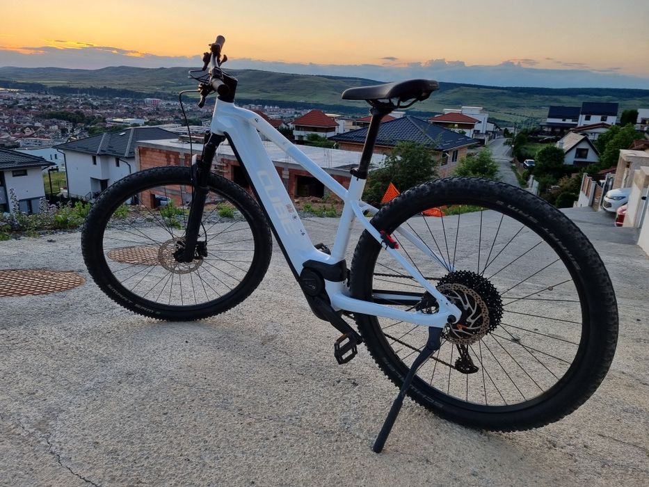 Bicicleta Electrica Cube Reaction Hybrid Pro 750 Flashwhite Black