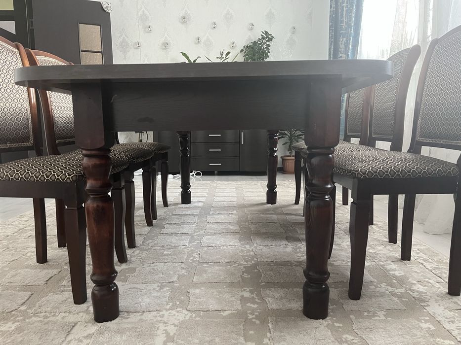 Гостевой стол со стулями и тумба