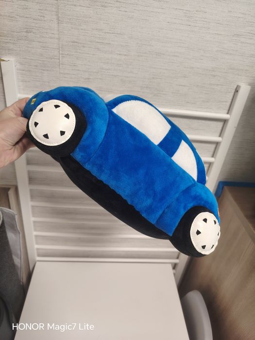 Голяма синя плюшена кола