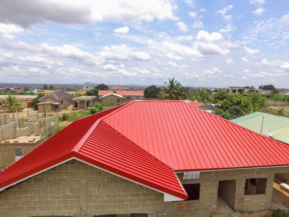 Lucratori in acoperisuri - reparatii acoperisuri - sisteme acoperis