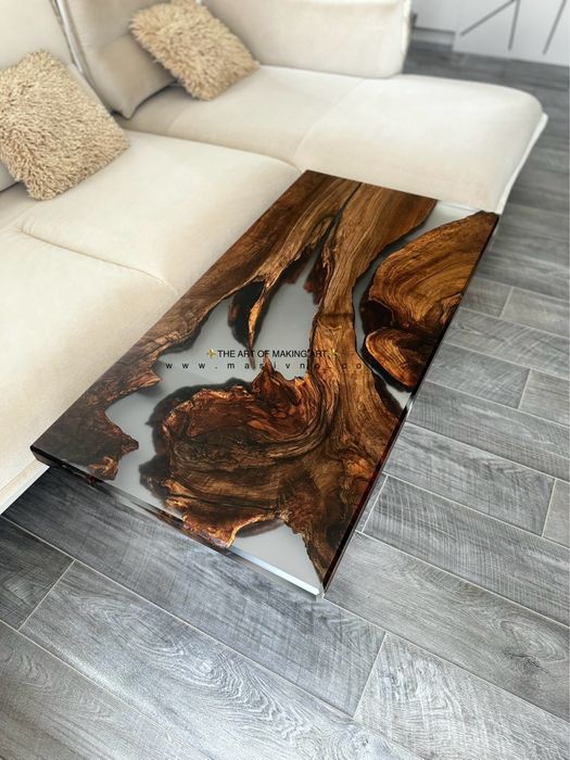 Маса от естествено дърво и епоксидна смола