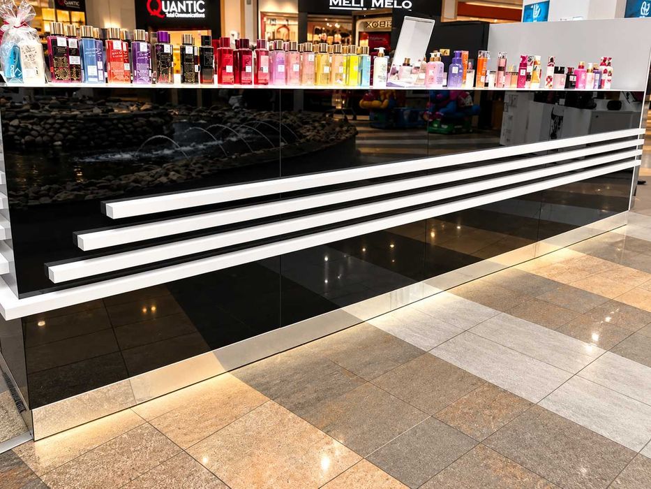 Stand comercial pentru mall | Insulă premium cu vitrine securizate