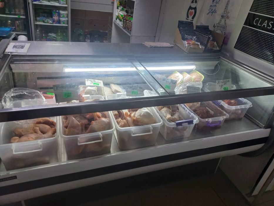 Холодильник ветринный,морозит