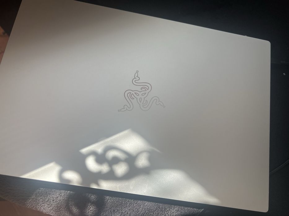 лаптоп razer book 13