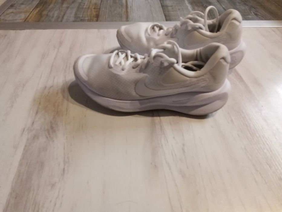 Дамски маратонки  Nike , много запазени ,бели