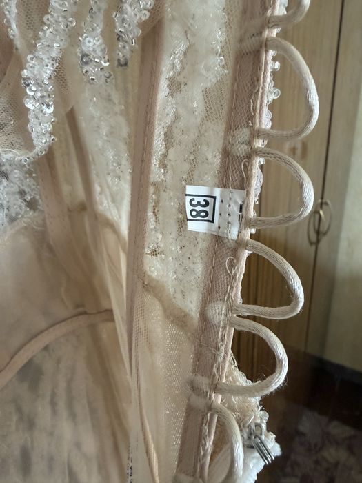 Официална рокля-обличана един път