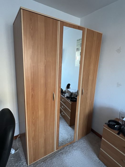 Mobila dormitor, pat + 2 noptiere, comoda si dulap de haine