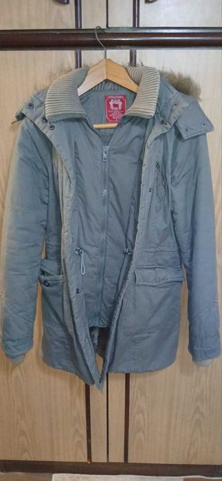 Продавам женско зимно яке запазено размер L жени. Цена 15 евро.