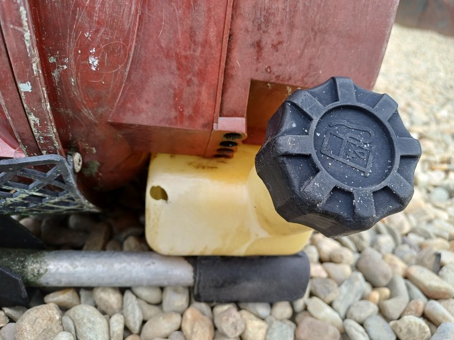 Atomizor solo 450 stare bună are rezervorul găurit  se vedAtomizor sol