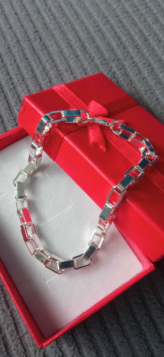 Нов, дамски сребърен комплект. Намалени,единични модели.В кутия всеки.