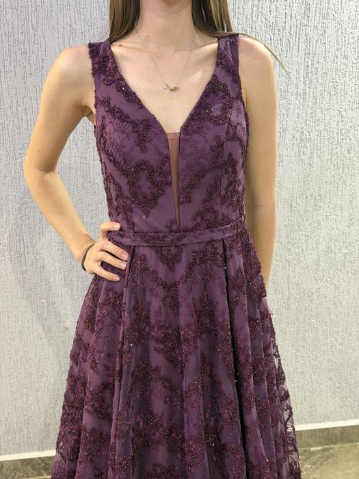 Бална рокля в тъмнолилав цвят