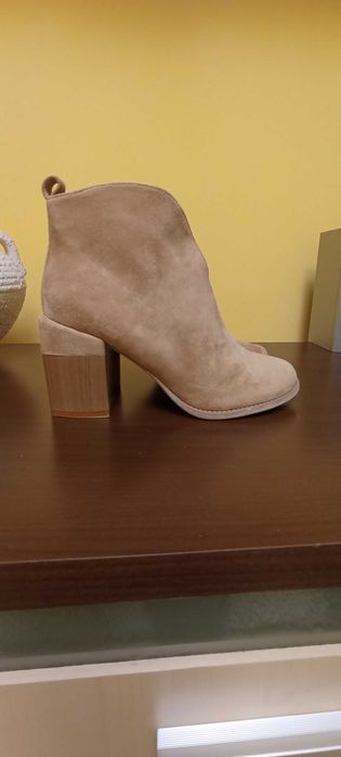 Botine noi  piele întoarsă