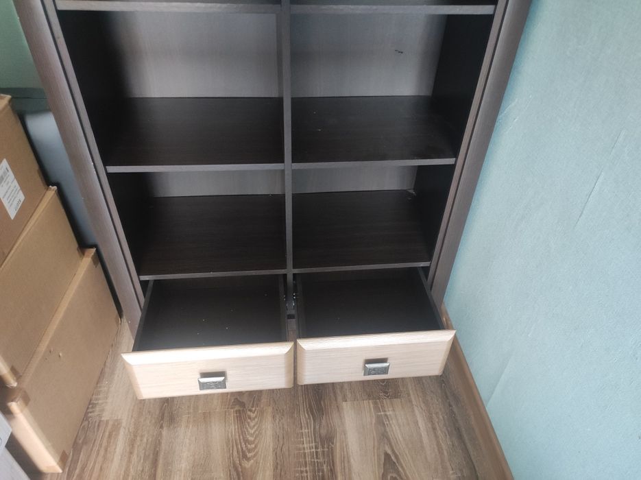 Шкаф книжный .Торга нет.