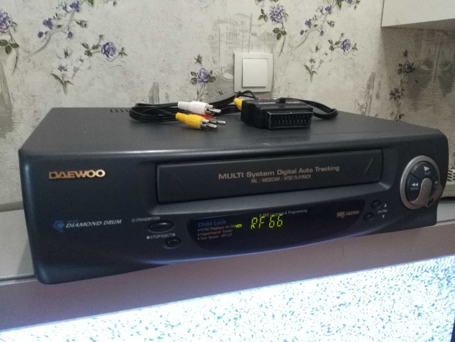 видео-магнитофон DAEWOO VQ270Kи тел. PANASONIK-TAU GIGA 72 дюйма